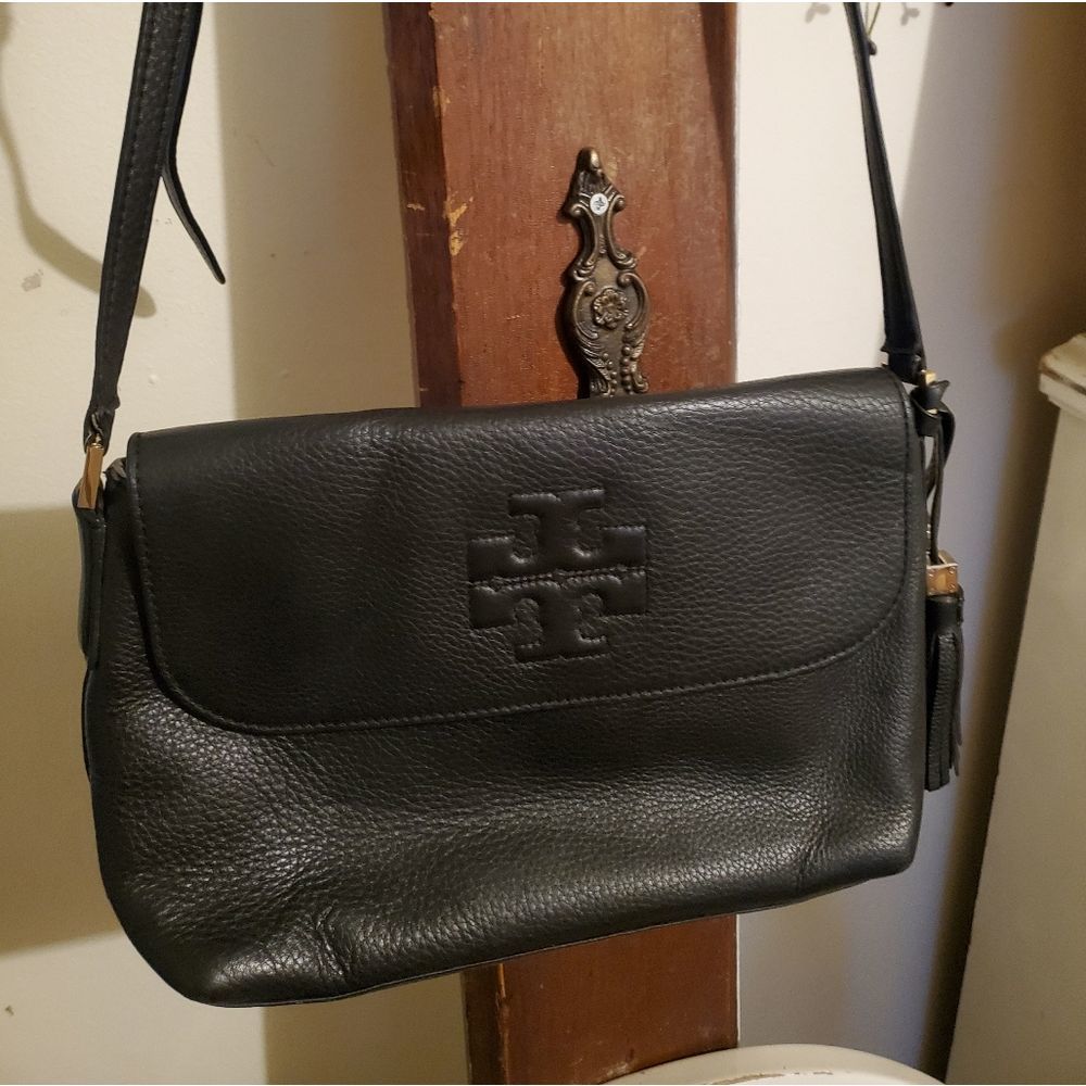 Black leather thea bag by Tori Burch